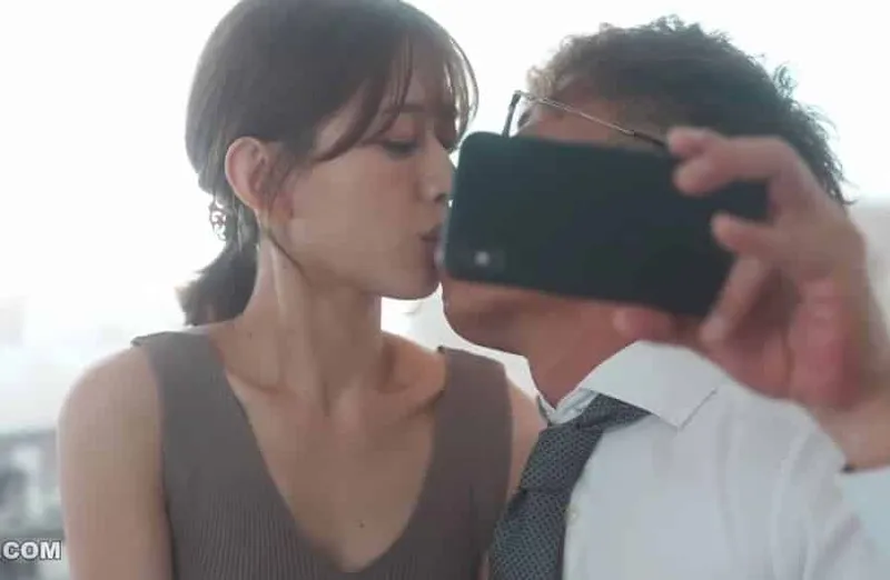 Thấy vợ hơi lạ, chồng yêu xem điện thoại vợ yêu và thấy cảnh nện với sếp của mình
